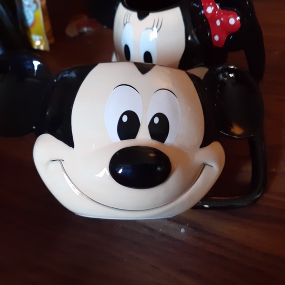 Set of Mickey and Minnie Mugs - Picture 3 of 4